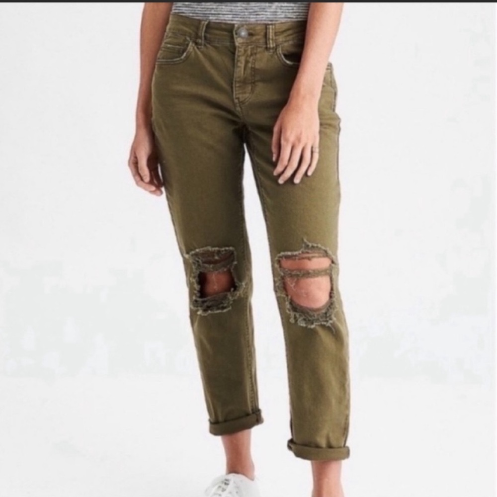 AMERICAN EAGLE TOMGIRL DISTRESSED JEANS